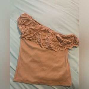 One shoulder Old Navy beige eyelet top. Ribbed L